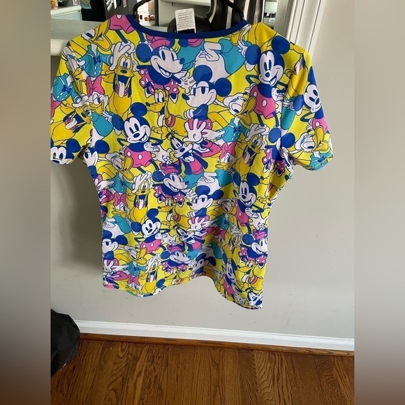 Disney . Disney Scrubs top, v- neck size S with Mickey, Daisy , Pluto and Goofy - Picture 2 of 4